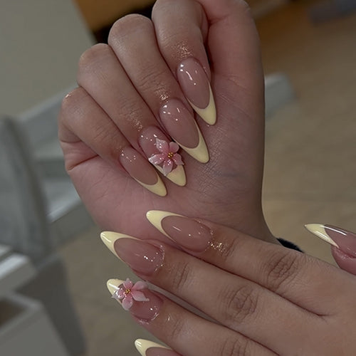 Kunstvolle Stiletto-Nägel mit elegantem Blüten-Akzent Karnz