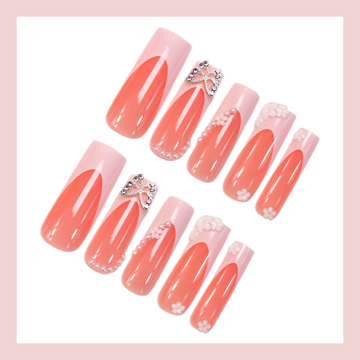 Kunstnagelset mit eleganten floralen Verzierungen und Glitzerakzenten Karnz