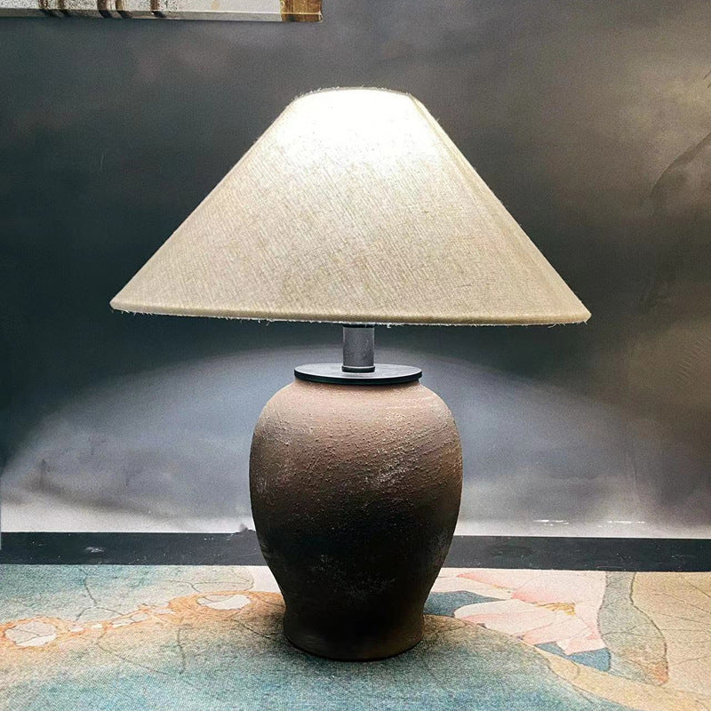 Dekorative Tischlampe mit einzigartigem Keramikfuß