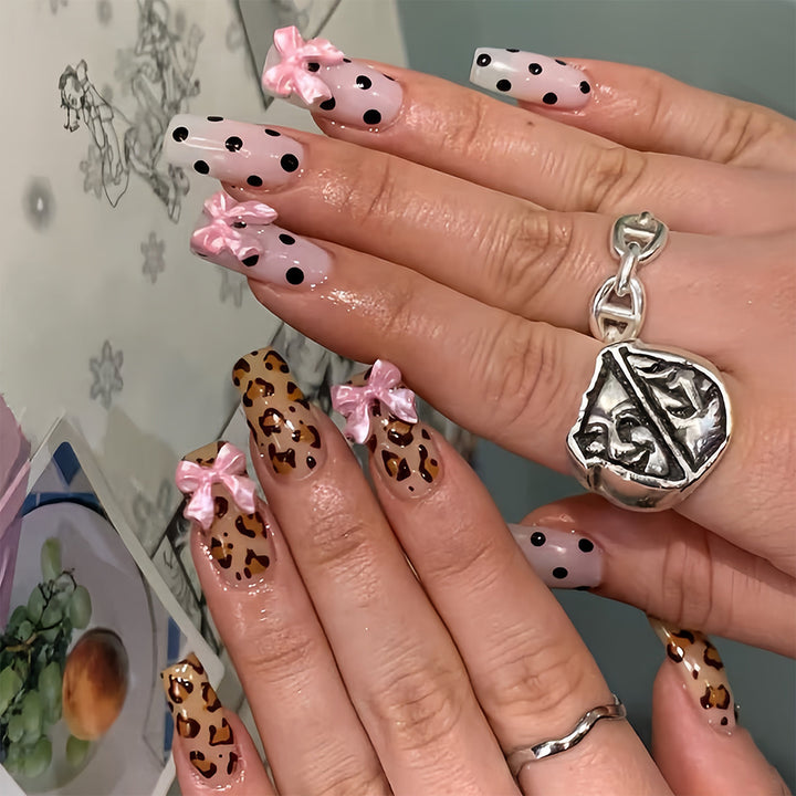 Kreative Kunstnägel mit Schleifen und Punkten Karnz