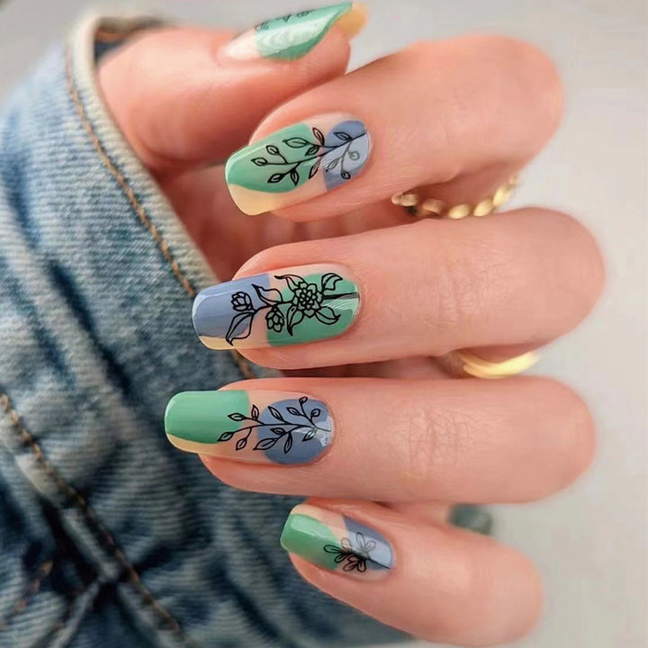 Nagelkunst mit Herz- und Lippenmotiven Karnz