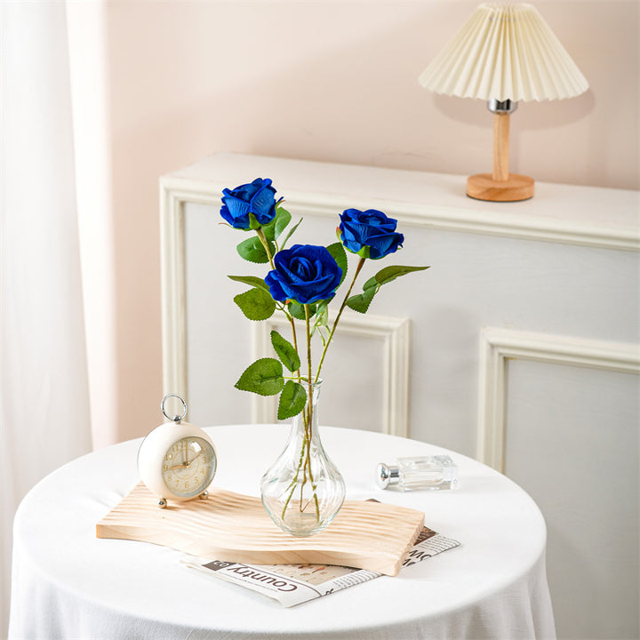 Realistische elegante Rosenstem