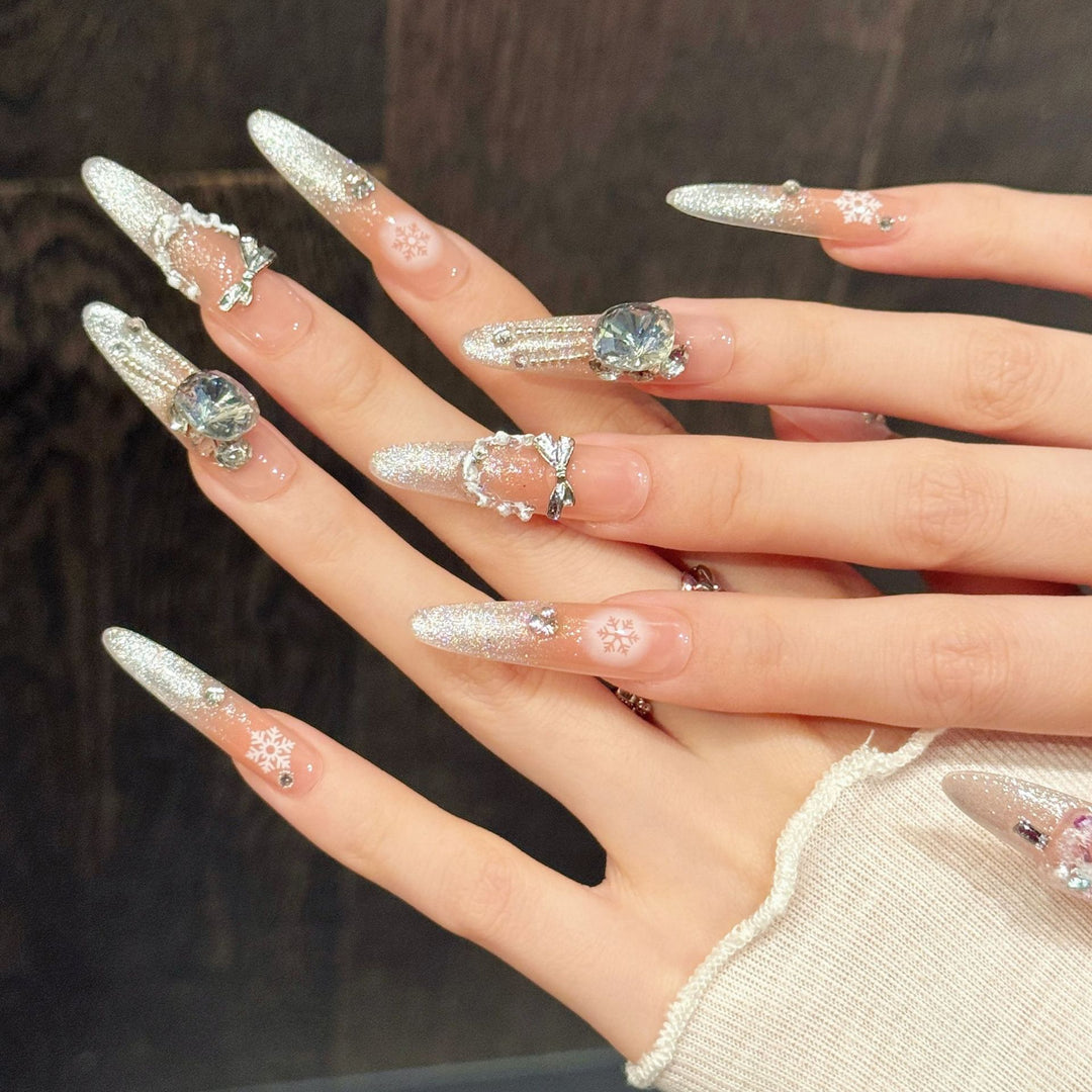 Elegantes Press-On-Nagelkunst-Set mit atemberaubenden Glitter- und Kristallakzenten