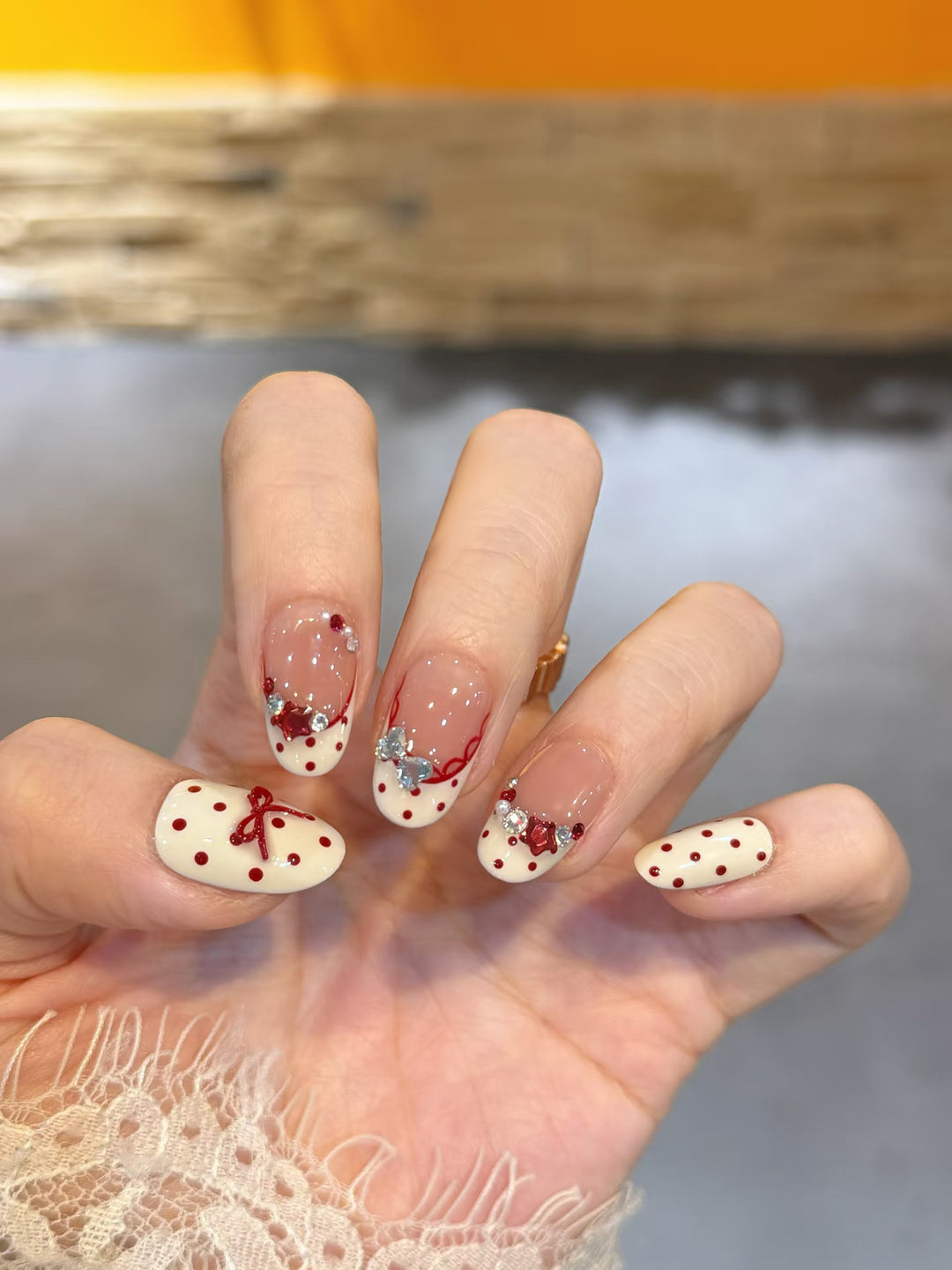 Dekoratives Press-On-Nagelset mit Stern- und Schleifenmotiven Karnz