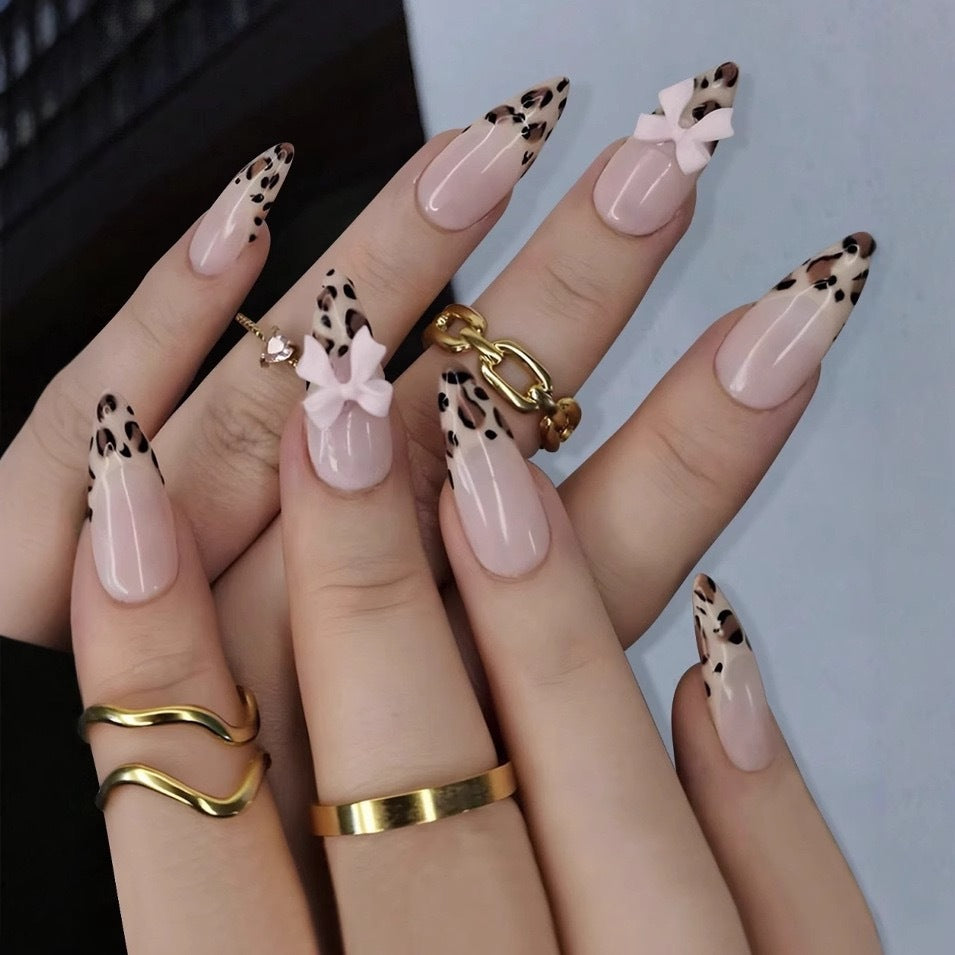 Kunstnagelset mit Leopardenmuster und dekorativen Schleifen Karnz