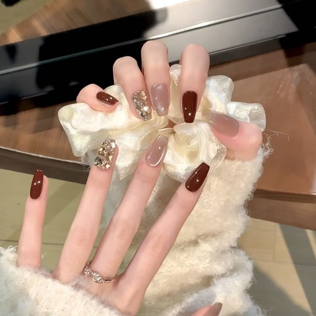 Elegantes Gel Press-On Nagelkunst-Set mit dekorativen Akzenten Karnz