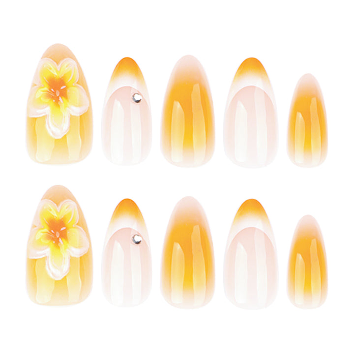 Kunstvolle Nagelverlängerungen mit zartem Ombre-Effekt und floralen Akzenten Karnz