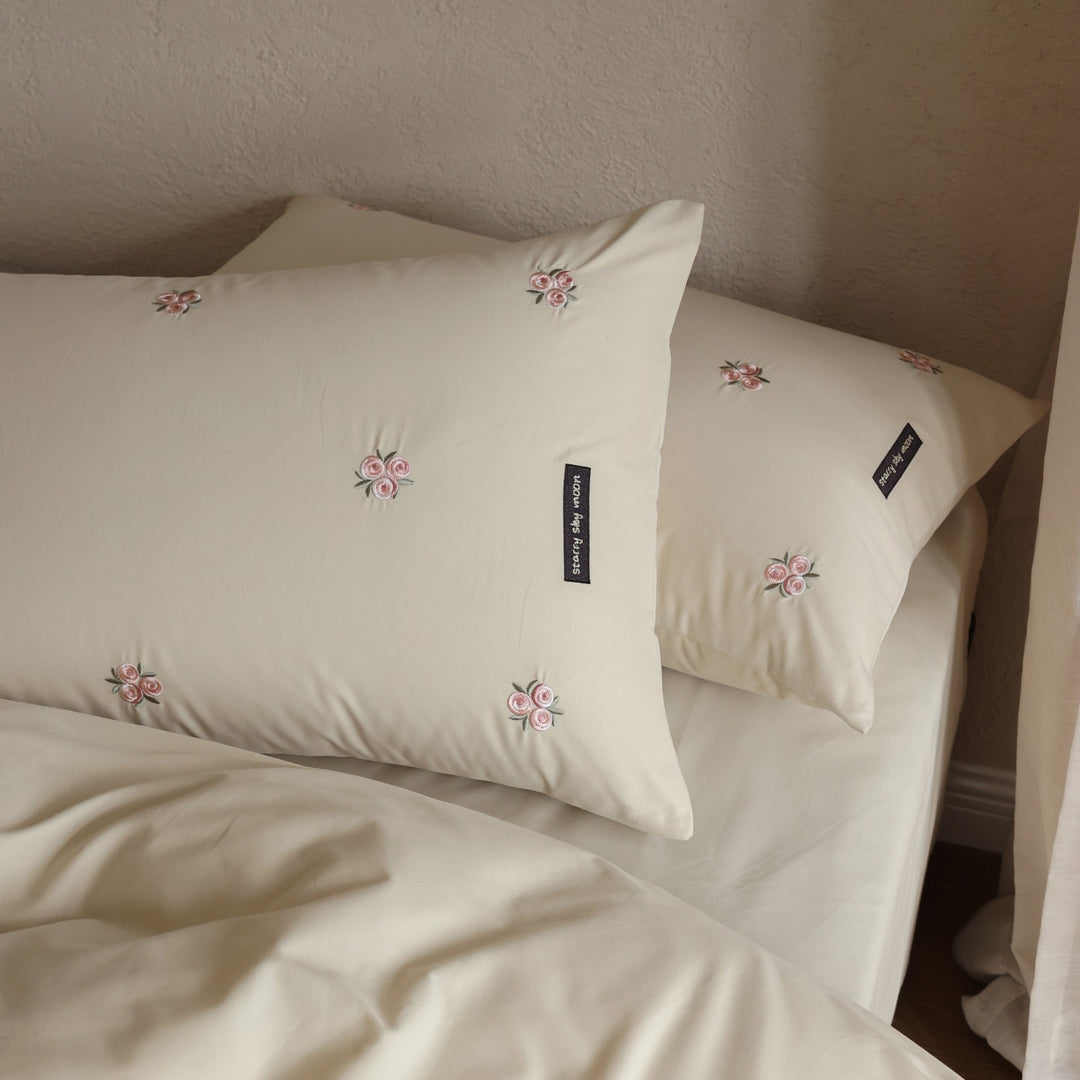 Langstapel Satin Bettbezug Set mit zartem floralem Stickmuster und Umschlag-Kissenbezügen