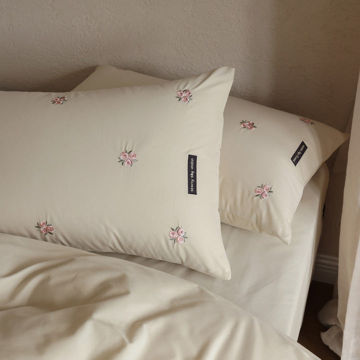 Langstapel Satin Bettbezug Set mit zartem floralem Stickmuster und Umschlag-Kissenbezügen