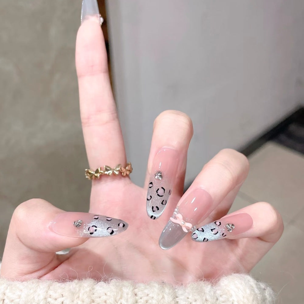 Künstlerisches Stiletto Press-On Nagelset mit Leopardenmuster und Schleifenakzenten Karnz