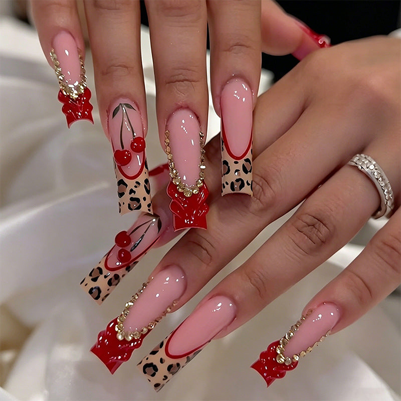 Elegante Kunstnägel mit handbemalten floralen Akzenten Karnz