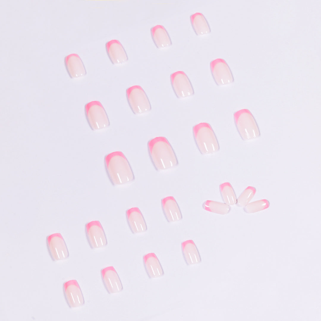 Künstliche Nagelkunst mit eleganter French-Spitze Karnz