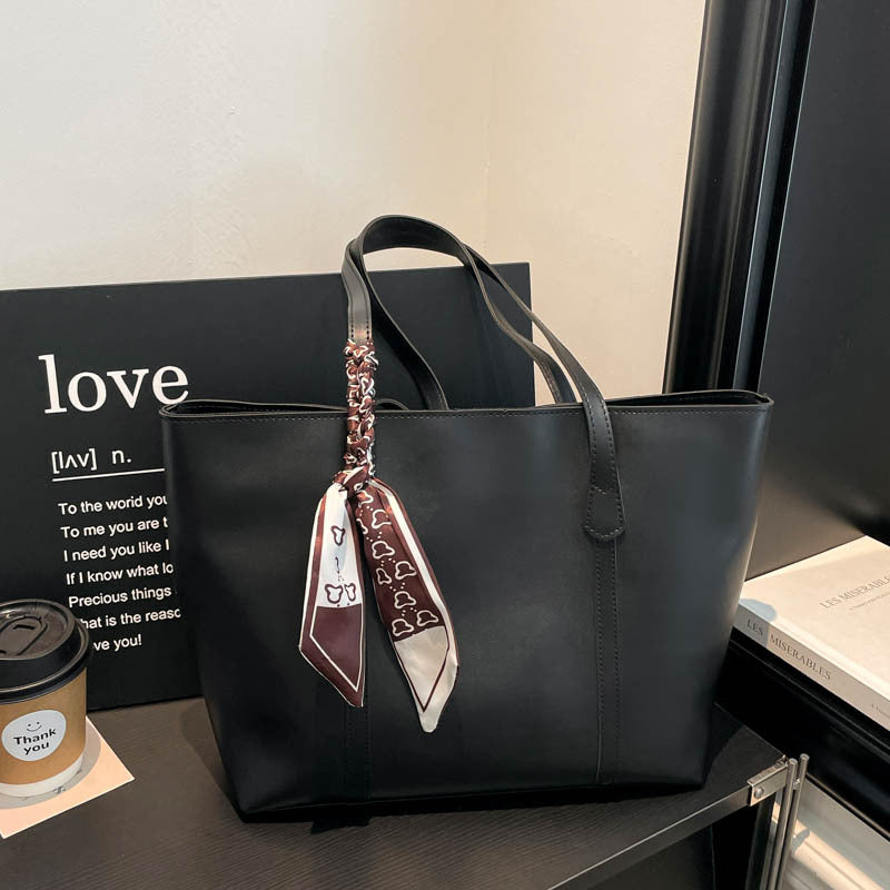 Klassische Ledertasche mit dekorativem Schal