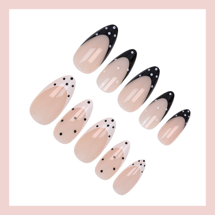 Kunstnagelset mit elegantem Punkt- und Spitzen Design Karnz