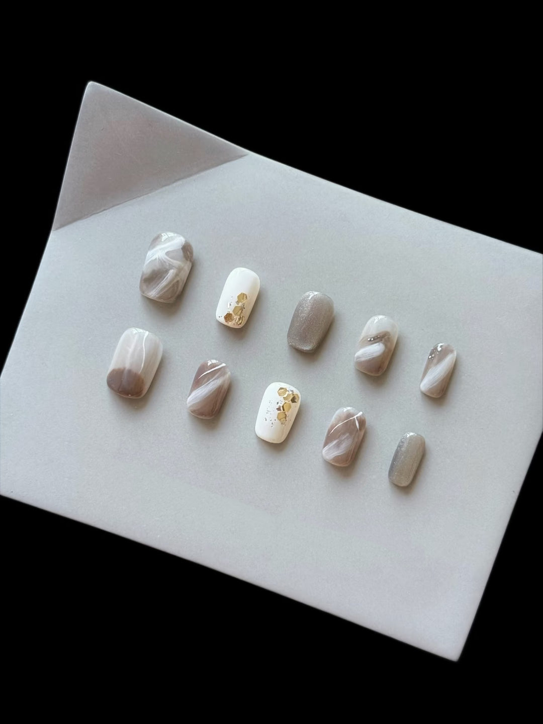 Marmor Design Press-On Nagelset mit goldenen Akzenten