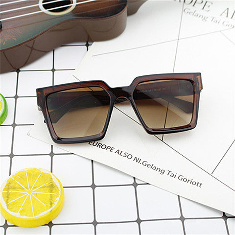 Damen Oversized-Sonnenbrille im modischen Eckdesign Karnz