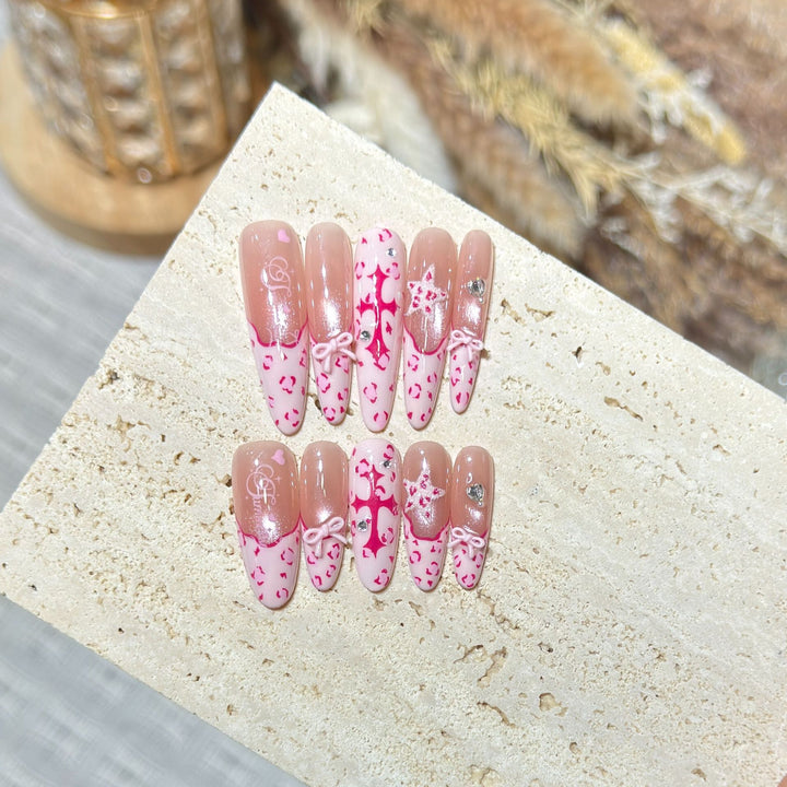 Künstlerisches Stiletto Press-On Nail Set mit Herz- und Schleifen-Design Karnz