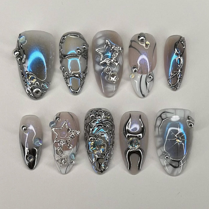 Kunstvolle Nagelverlängerungen mit glänzenden Metallakzenten Karnz