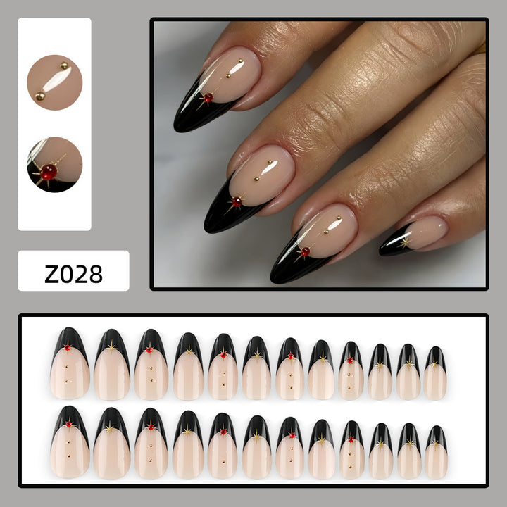 Glamouröse Kunstnägel Im Stilvollen Stiletto-Design mit Goldenen Akzenten Karnz