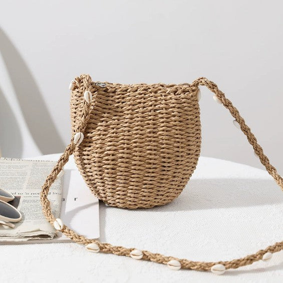Damen Handtasche aus geflochtenem Naturmaterial mit Muschelverzierungen Karnz