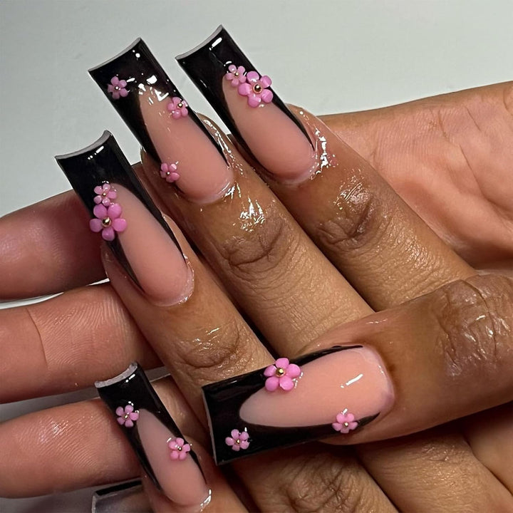Kunstnagelset mit eleganten Blütenapplikationen Karnz