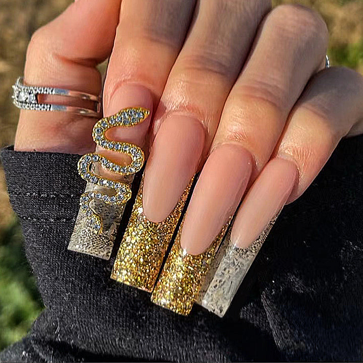 Glitzernde Stiletto-Nagelerweiterungen