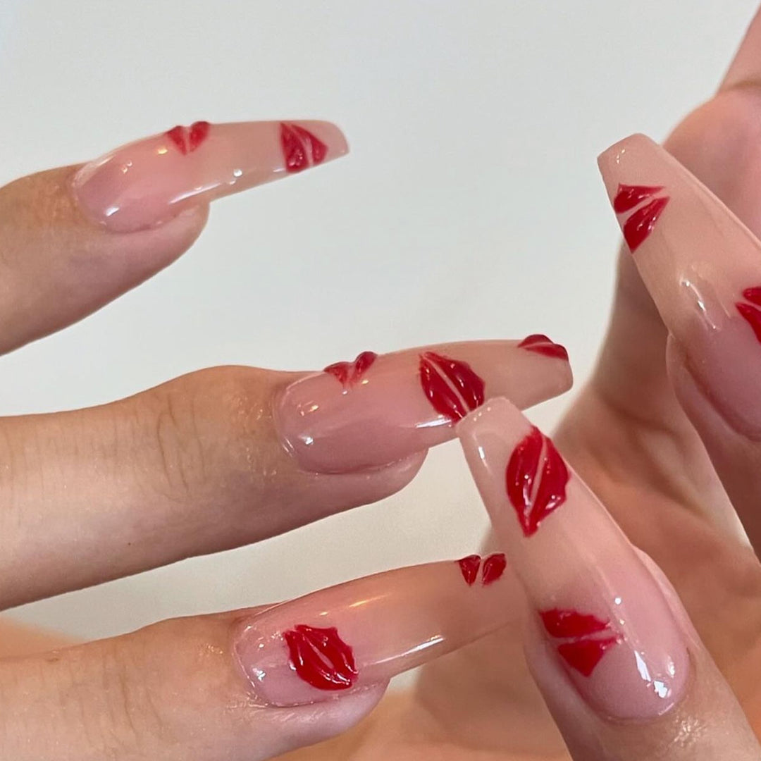 Kunstvolle Nagelverlängerungen mit Lippen-Design Karnz