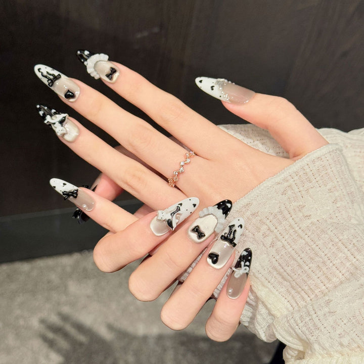 Elegantes Herz-vernähtes Press-On Nagelset