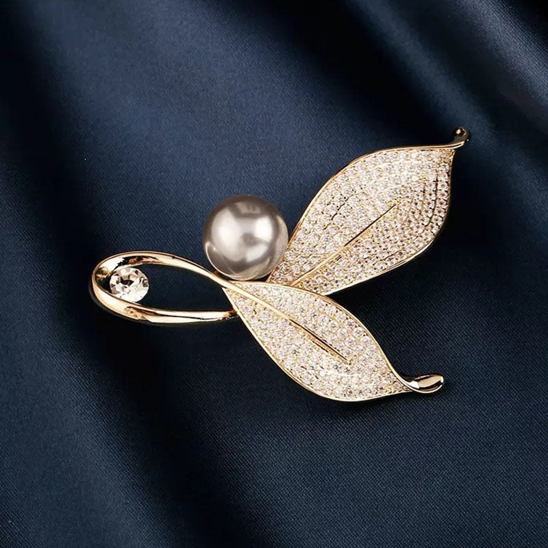 Elegante und Glamouröse Brosche mit Perlen und Kristallen Karnz