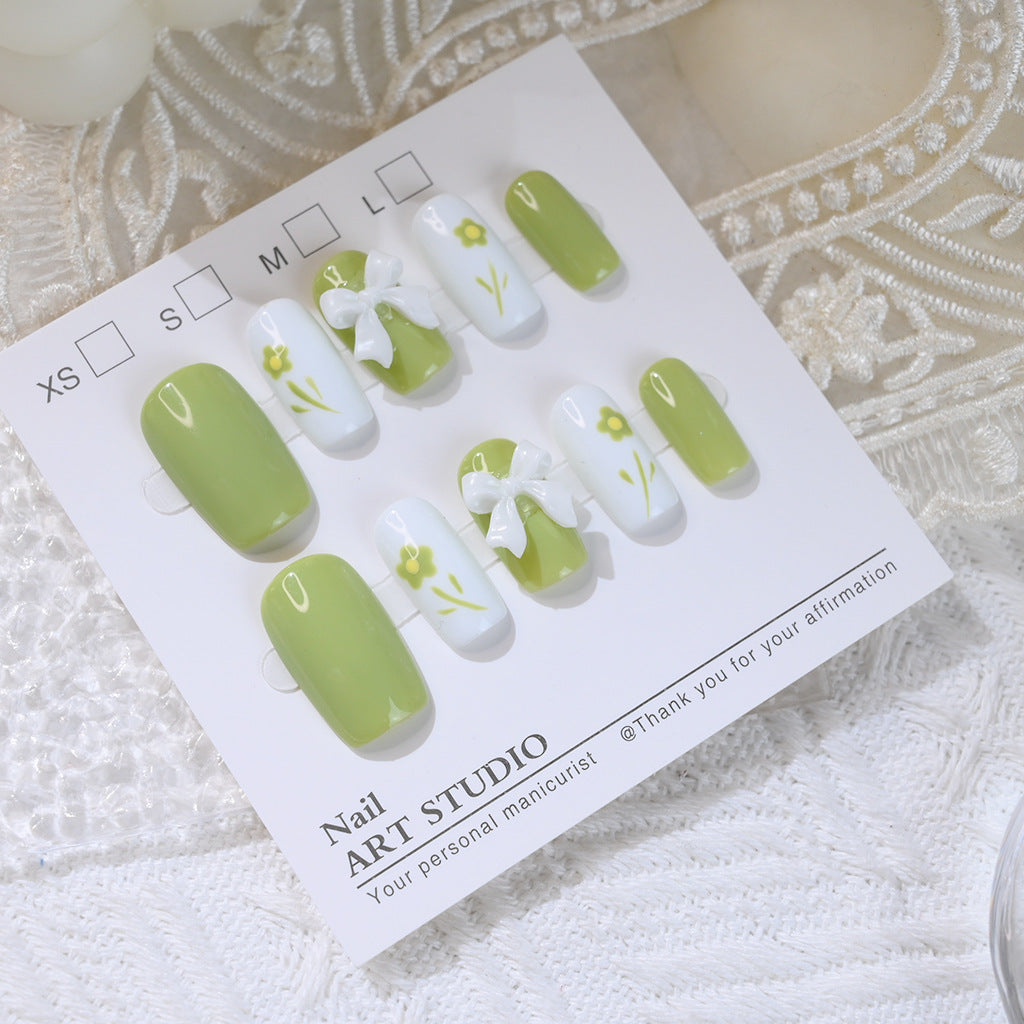 Dekorativer Press-On-Nagelset mit floralem Schleifenmuster Karnz