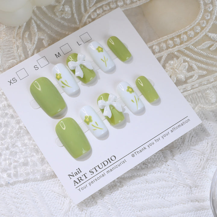 Dekorativer Press-On-Nagelset mit floralem Schleifenmuster Karnz