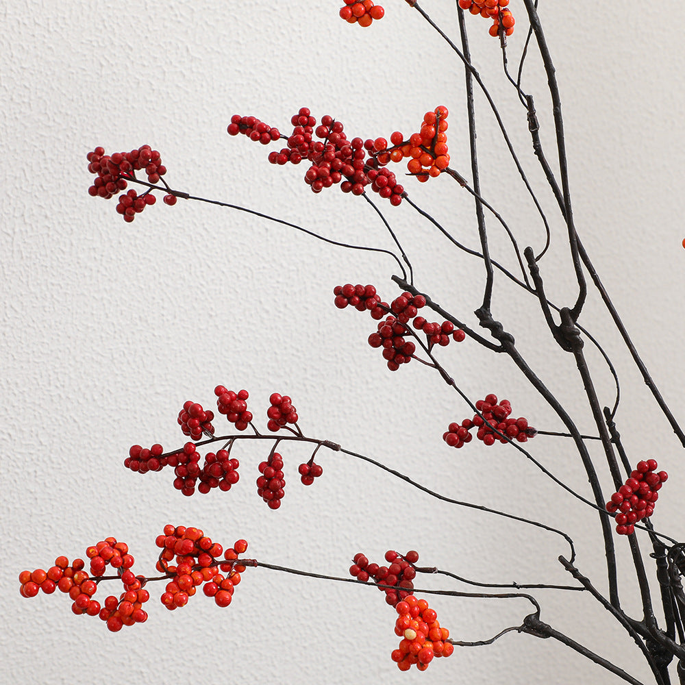 Dekorativer Kunstblütenzweig mit leuchtenden roten Beeren Karnz