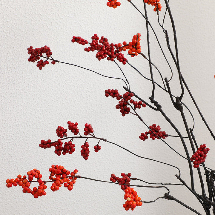 Dekorativer Kunstblütenzweig mit leuchtenden roten Beeren Karnz