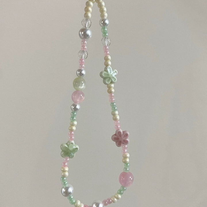 Blumenverzierte Perlenkette Karnz