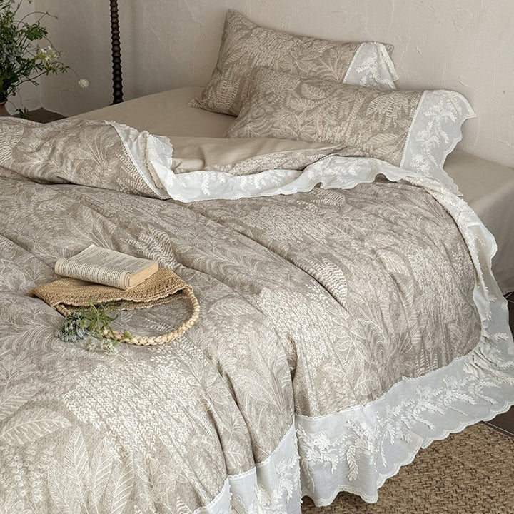 Steppbett-Set im botanischen Jacquard mit besticktem Spitzenvolant