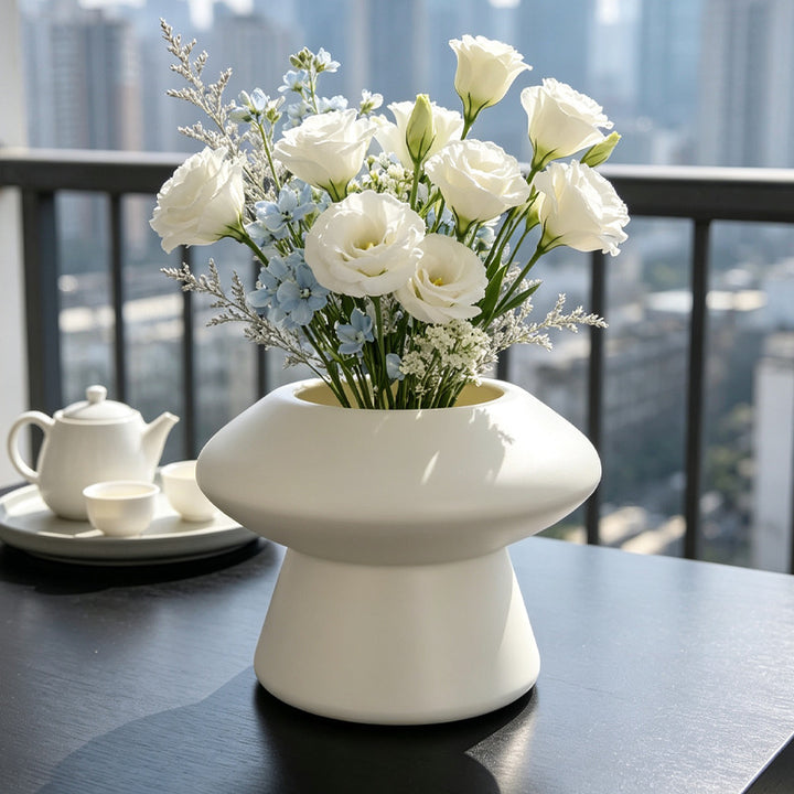 Zeitgenössische Skulpturierte Dekorative Vase Karnz