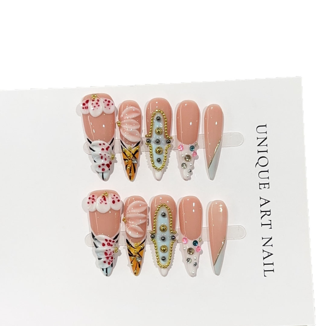 Künstlerische Press-On Nageldesigns