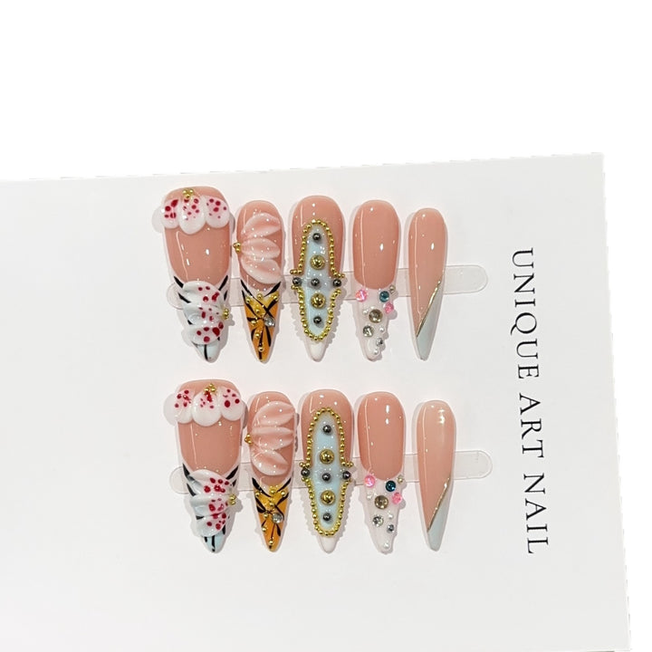 Künstlerische Press-On Nageldesigns