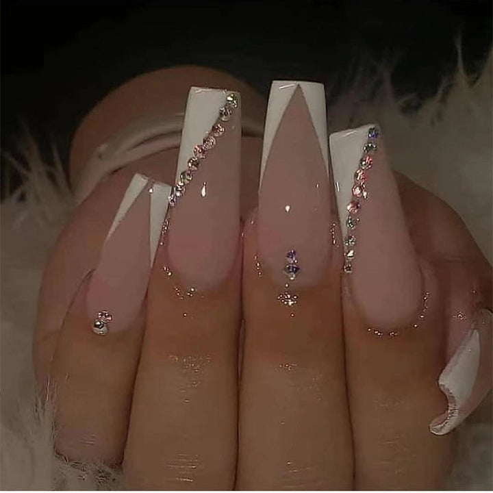 Glamouröse Stiletto-Nagelerweiterungen mit Strass-Akzenten Karnz
