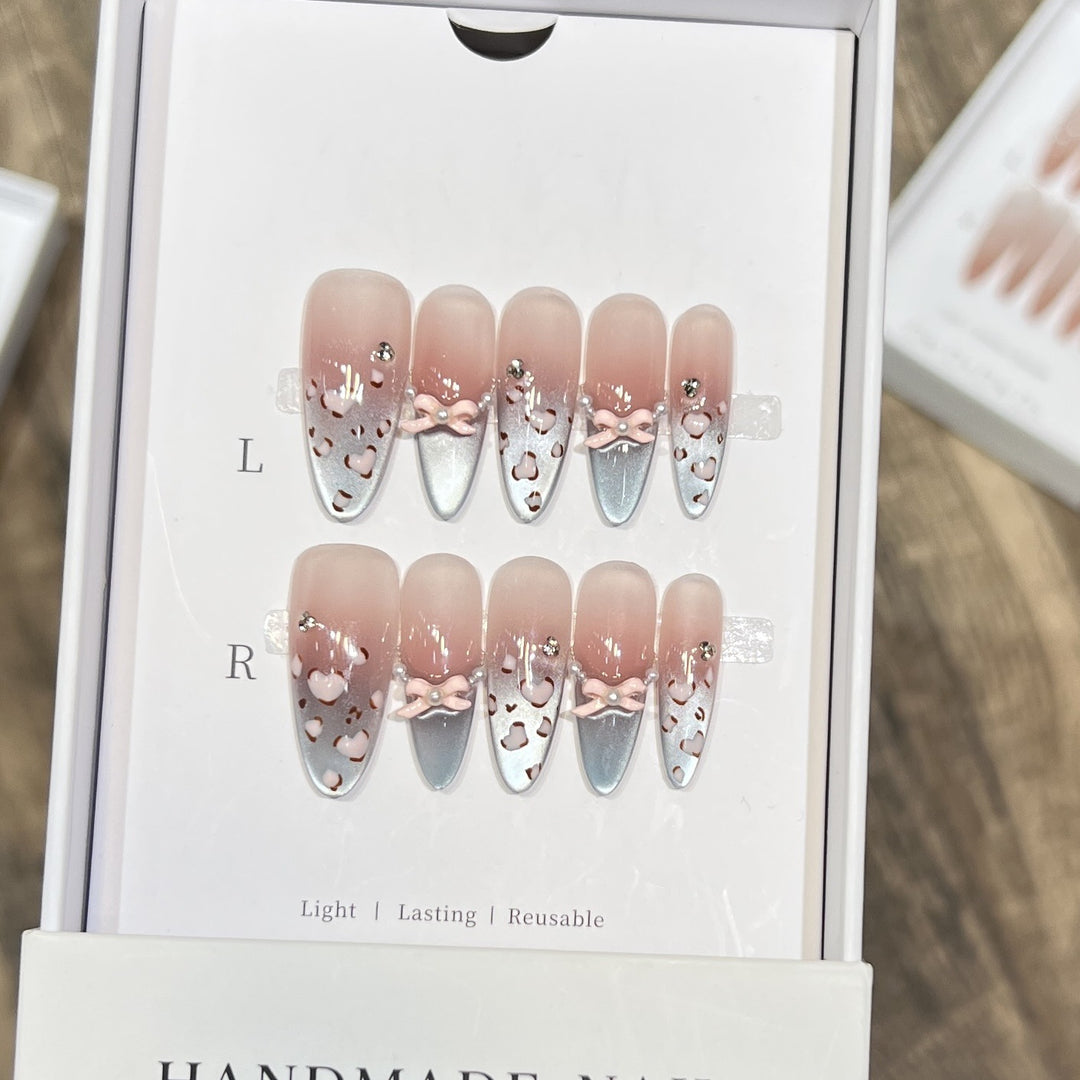 Dekoratives Press-On-Nageldesign mit Schleifenakzenten Karnz