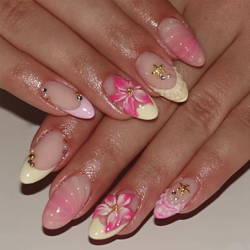 Kunstnagelset mit floralen Akzenten und glamourösen Details Karnz