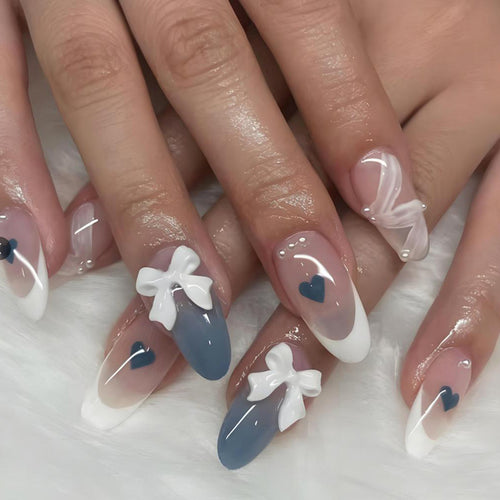 Kunstnagelset mit eleganten Schleifen und herzförmigen Akzenten Karnz