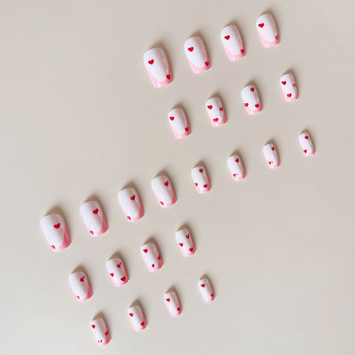 Nail Art Set mit verspielten Herzmotiv und eleganten Akzenten Karnz