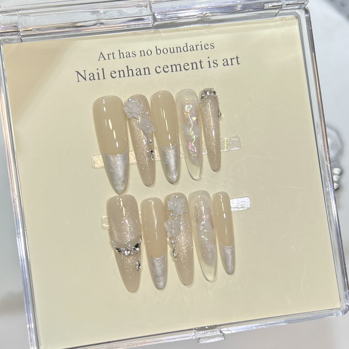 Künstlerisches Press-On-Nagelset mit eleganten dekorativen Akzenten