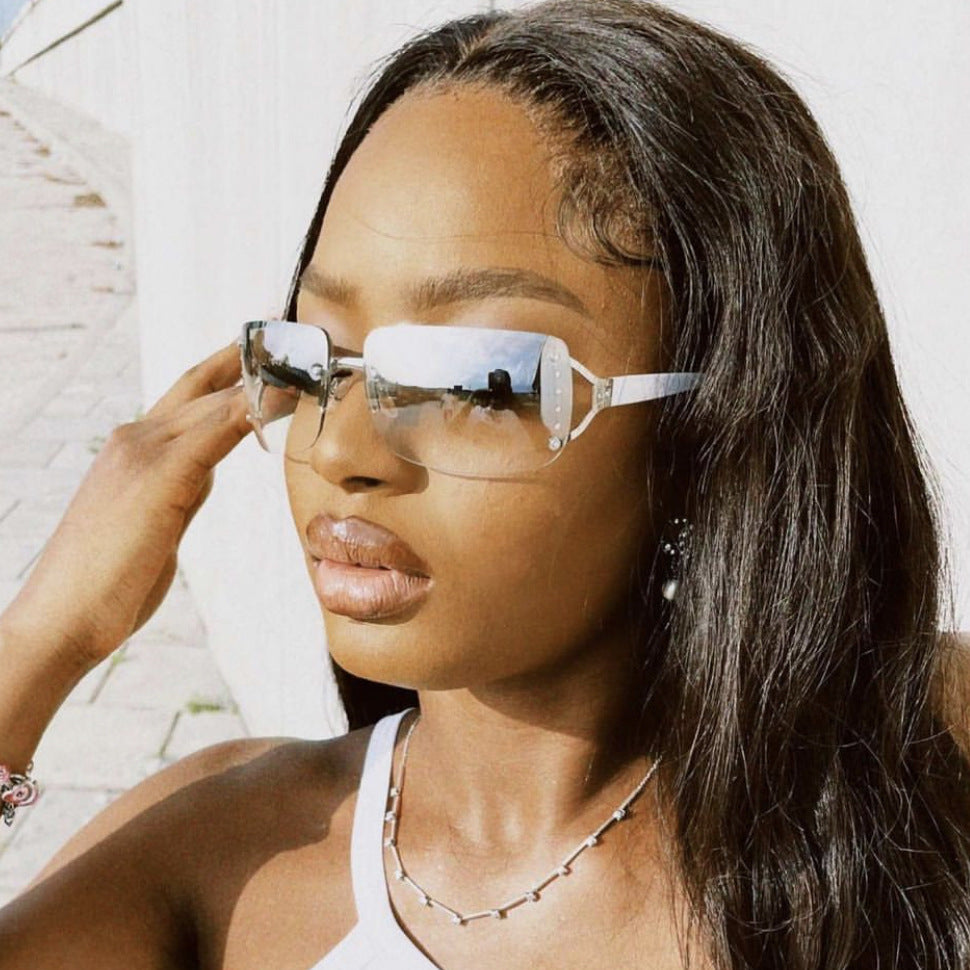 Damen extravagante Sonnenbrille im modernen Design mit feinen Akzenten Karnz