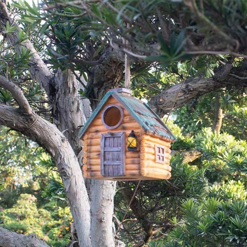 Dekoratives Vogelhaus im rustikalen Baustil Karnz
