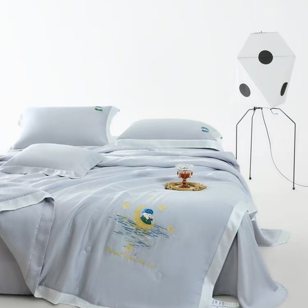 Satin-Bettwäsche-Garnitur mit illustrativer Portrait-Stickerei und feiner Satinkante