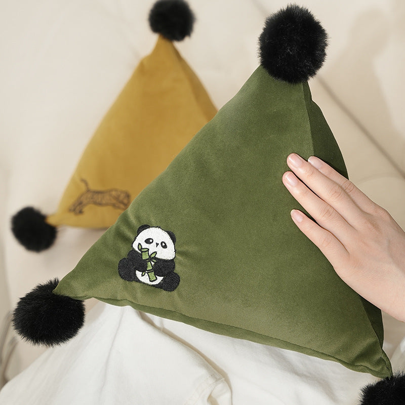 Dreieckiges Dekokissen mit Zebrastickerei, Pompon‑Applikationen und weichem Samtbezug Karnz