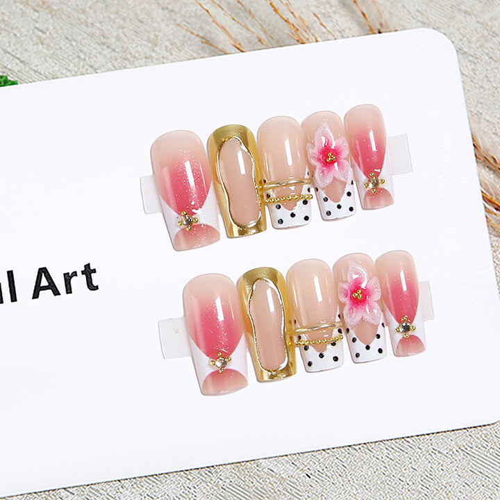 Kunstvolle 3D Nagelspitzen mit floralen Akzenten Karnz