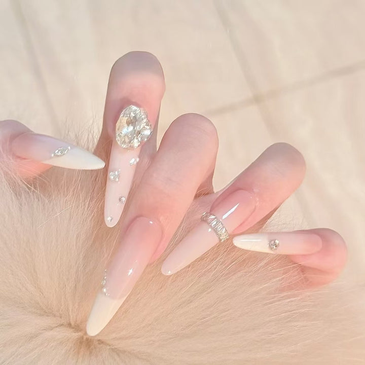 Glamouröse Stiletto-Nagelverlängerungen mit Kristallakzenten